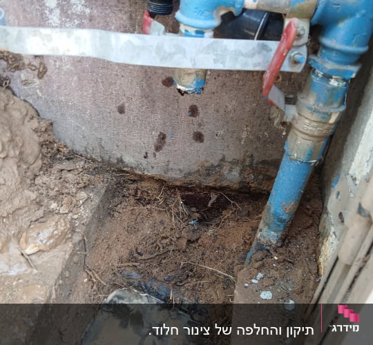 צנרת מים עם נזילה על רקע קיר